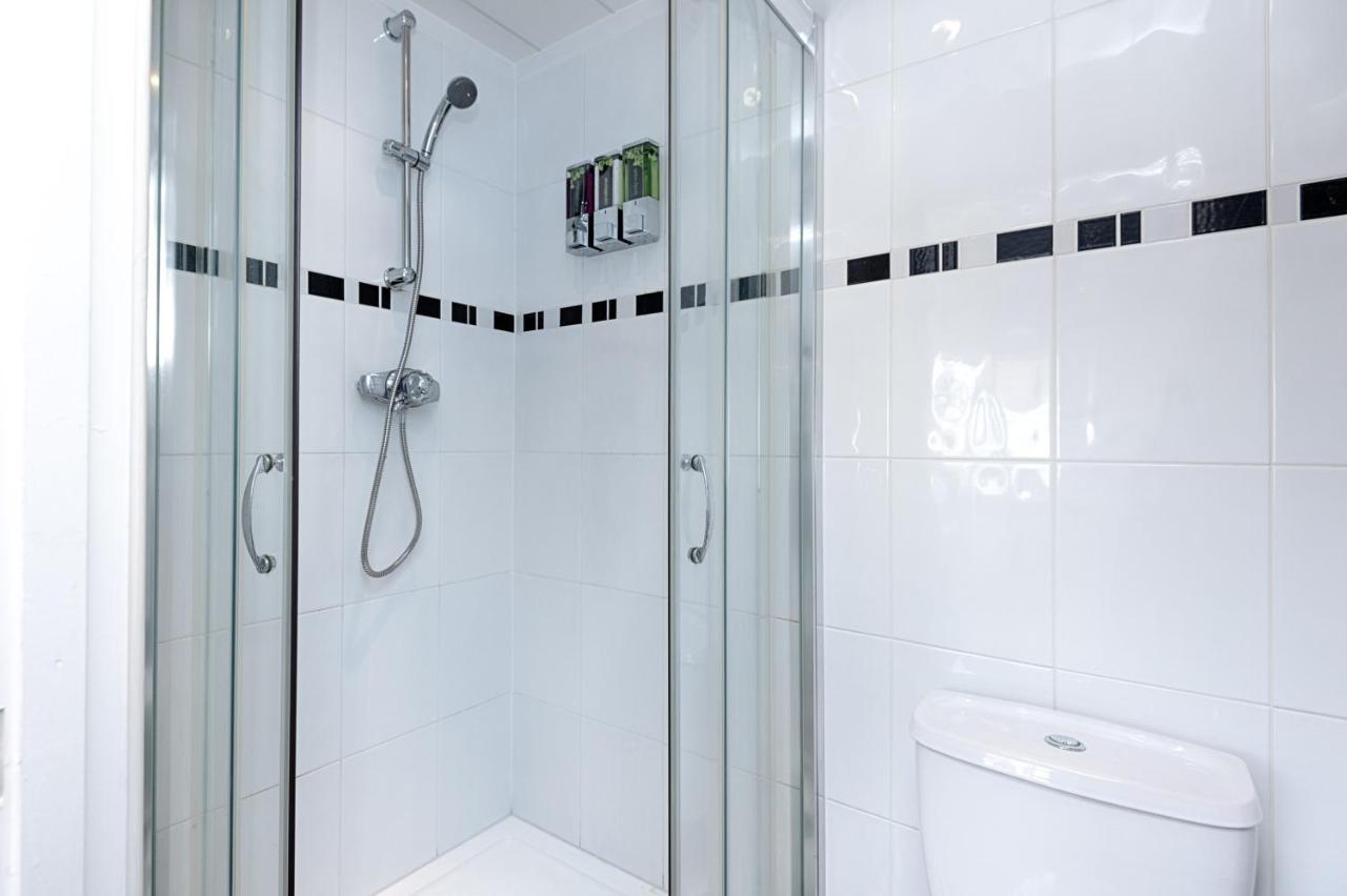 Parking, Garden, En-Suite & Tv'S In All Rooms, Large Living Space Суонси Экстерьер фото