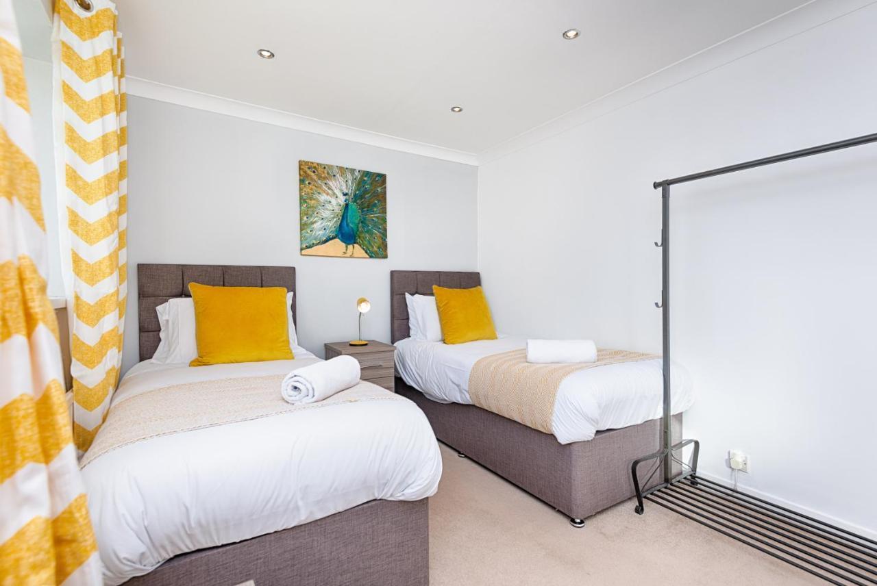 Parking, Garden, En-Suite & Tv'S In All Rooms, Large Living Space Суонси Экстерьер фото