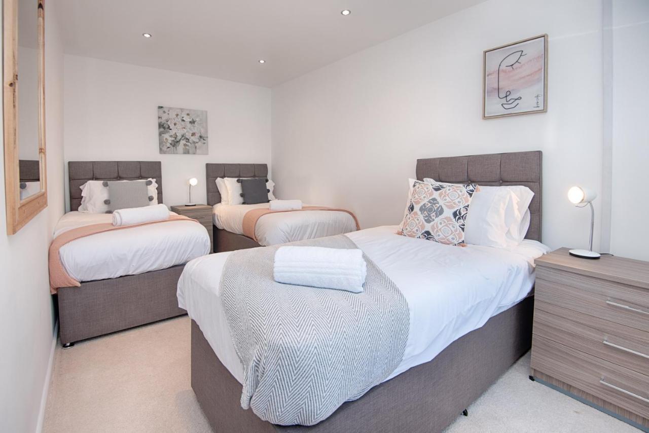 Parking, Garden, En-Suite & Tv'S In All Rooms, Large Living Space Суонси Экстерьер фото