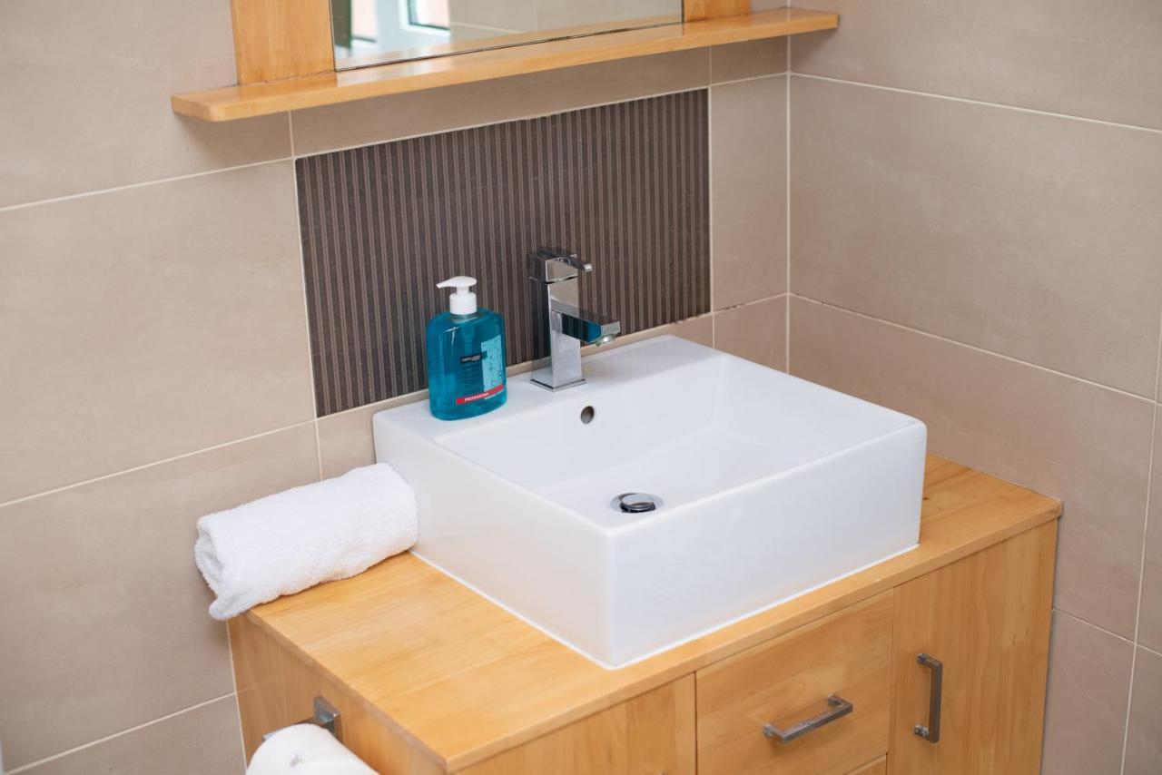 Parking, Garden, En-Suite & Tv'S In All Rooms, Large Living Space Суонси Экстерьер фото
