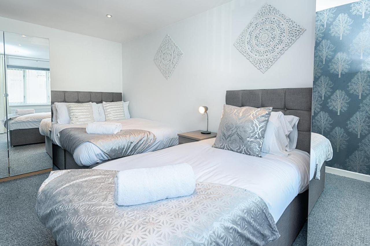 Parking, Garden, En-Suite & Tv'S In All Rooms, Large Living Space Суонси Экстерьер фото